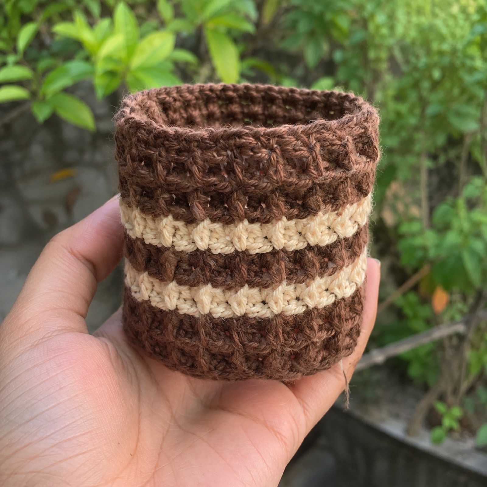 Café Cup Sleeve: handmade crochet in cocoa, cream