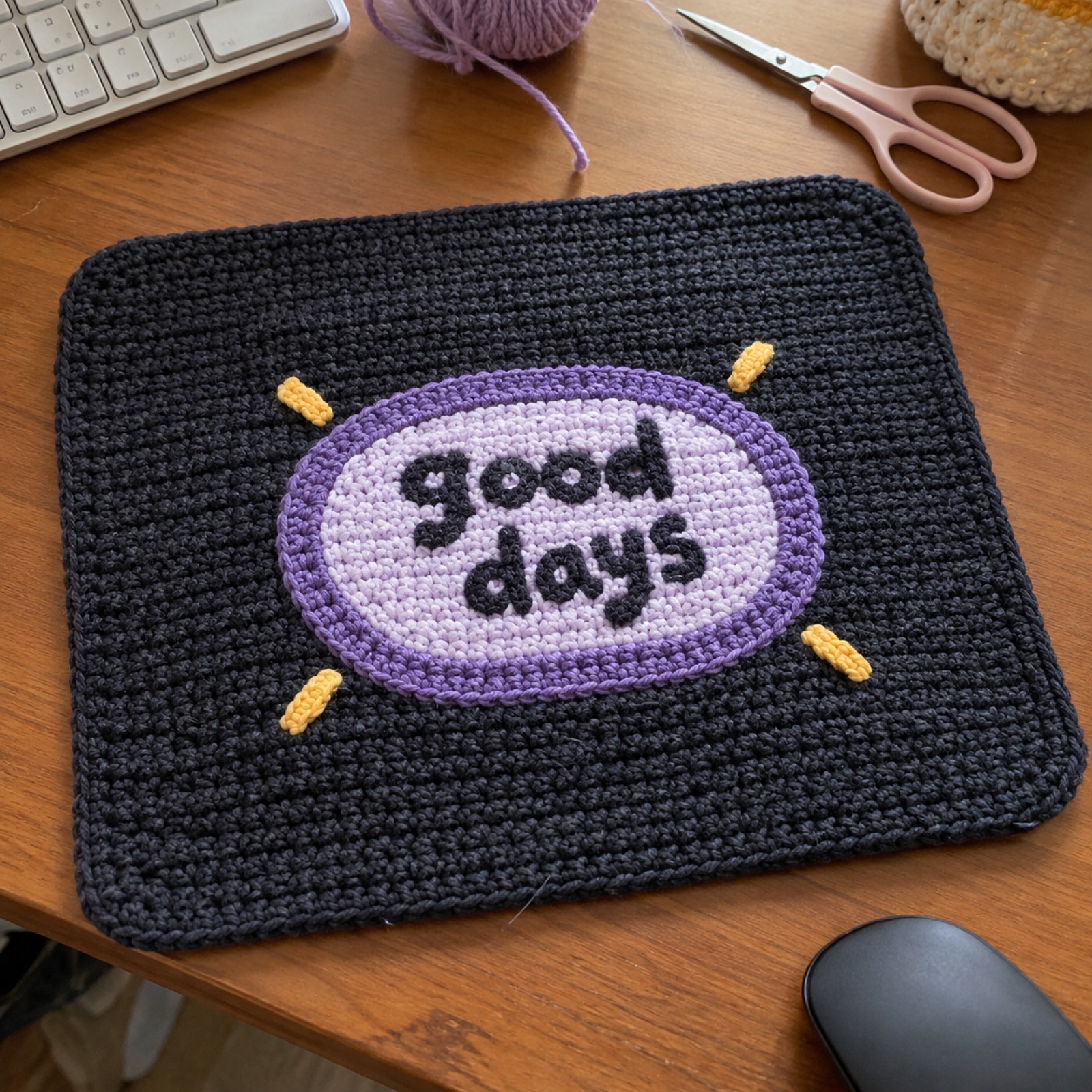Aura +1000 Mouse Pad: handmade crochet mouse pad with a aura +1000 appliqué